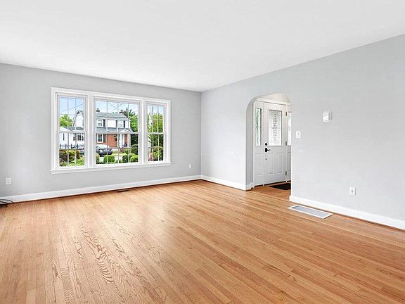 3rd image of 104 Twin Oaks Rd