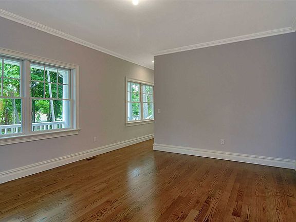 5th image of 118 Bayville Ave