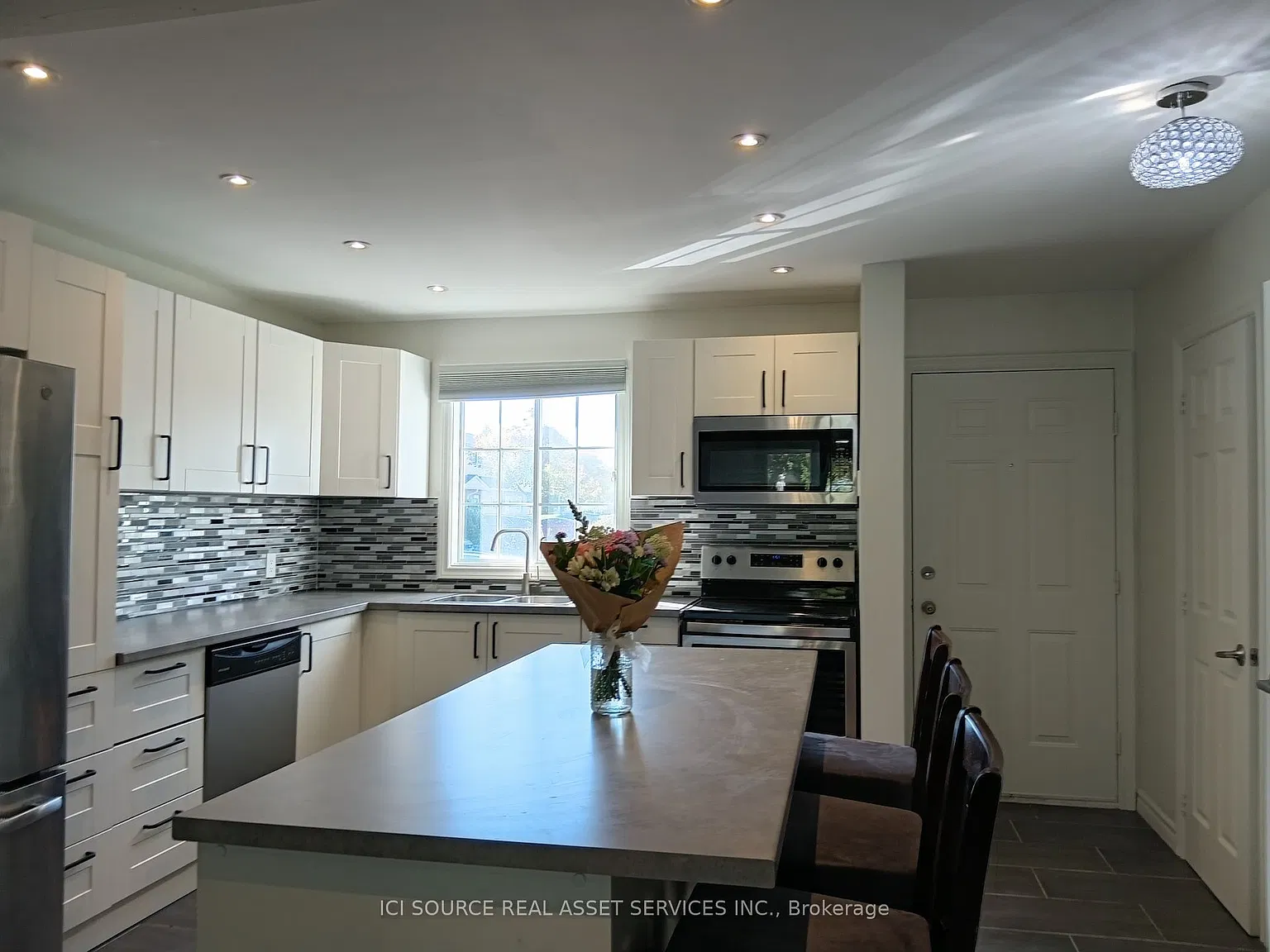 3 bed, $2,250 — Photo 1