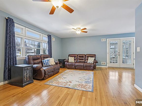 3rd image of 303 Pershing Ave