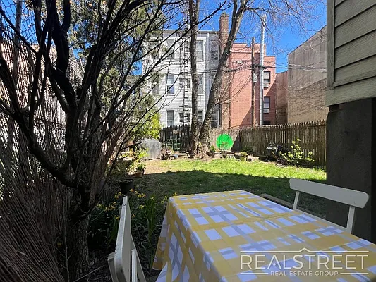 Rented by Real Street Inc | media 14