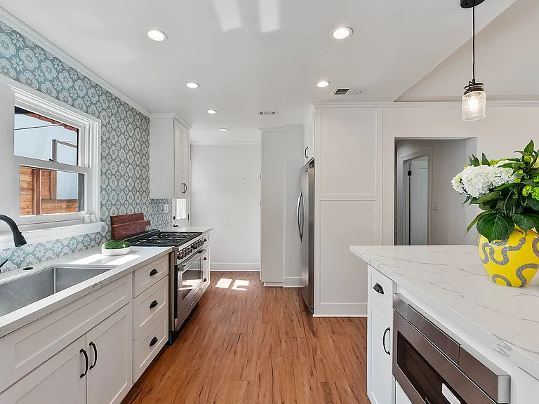 8818 Rosewood Ave — Photo 7
