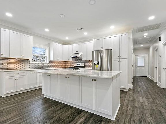 4th image of 5018 Congress St