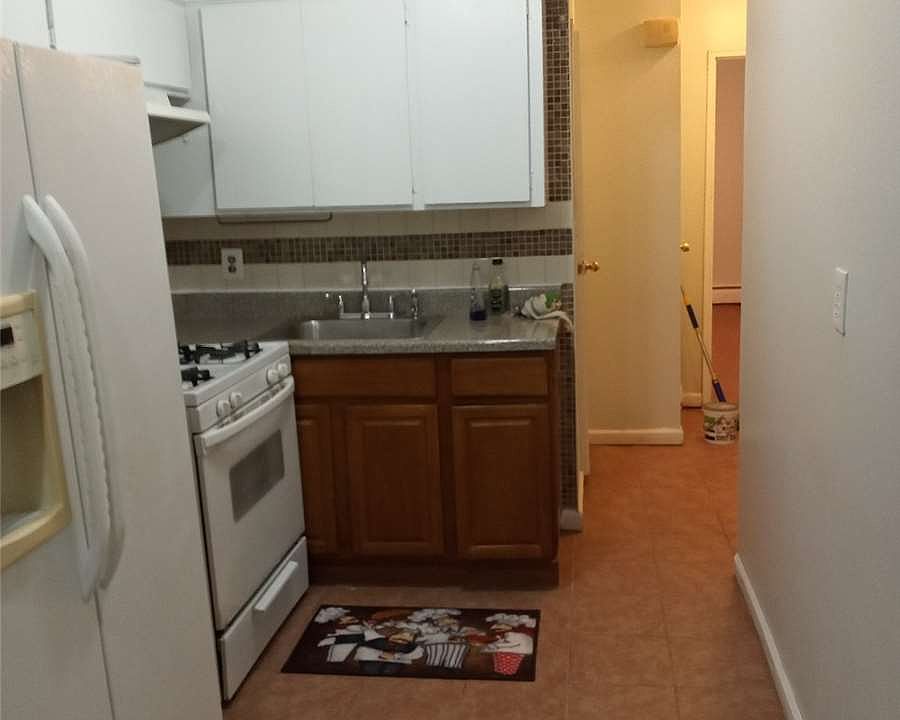 2nd image of 1080 Barbey St Room E