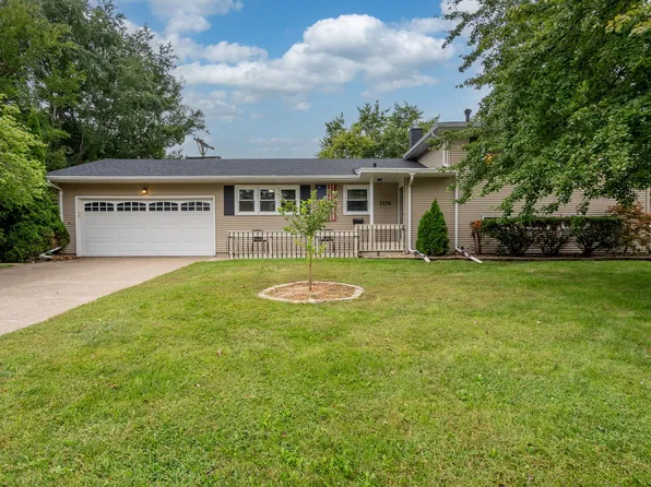 2236 Olympia Dr, Bettendorf, IA 52722