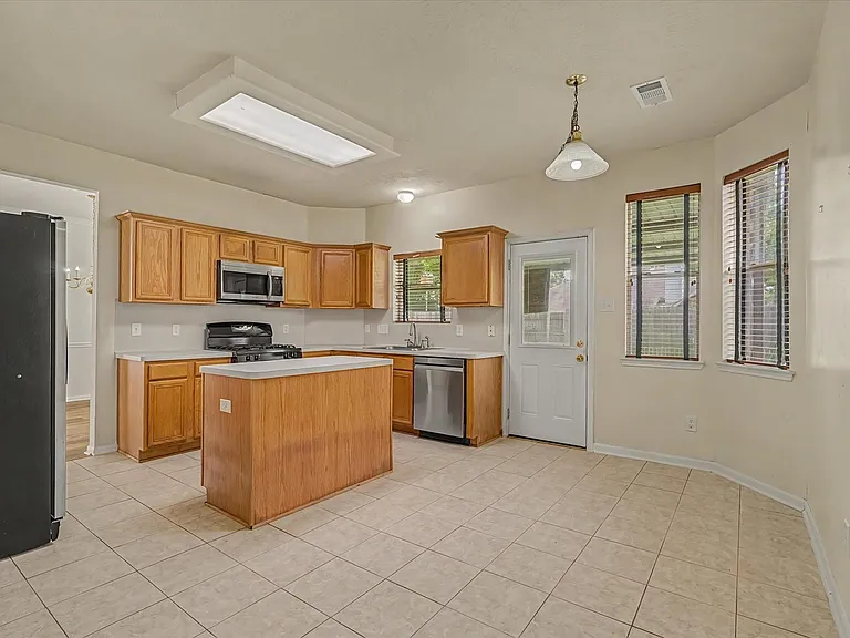 10840 Sycamore Dr N — Photo 19