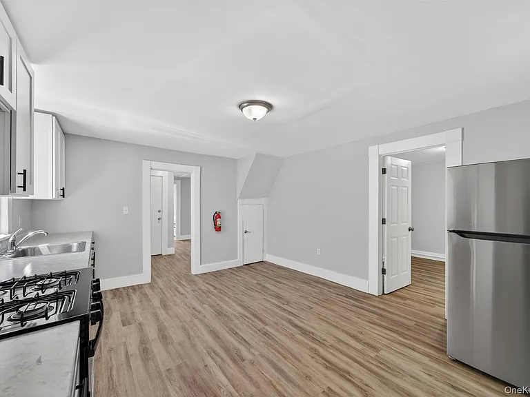 90 Montgomery St #UPPER — Photo 10