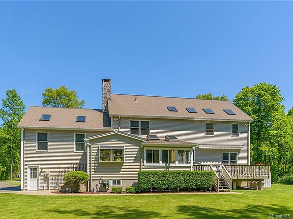 3rd image of 8 Winding Brook Dr