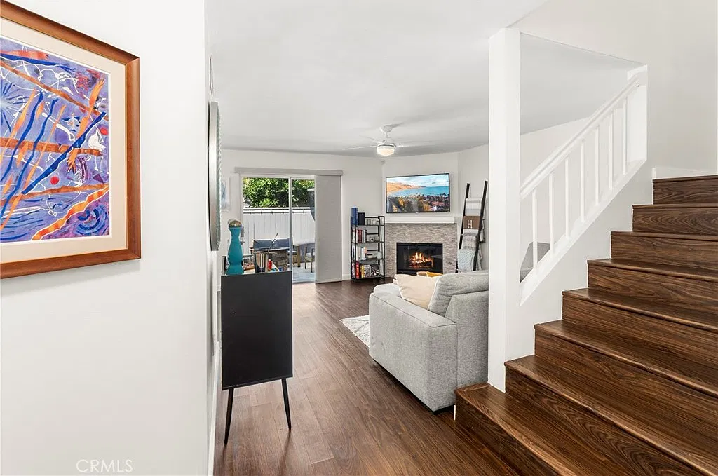 3 bed, 2.5 bath, 1372 sqft, $5,100 — Photo 4