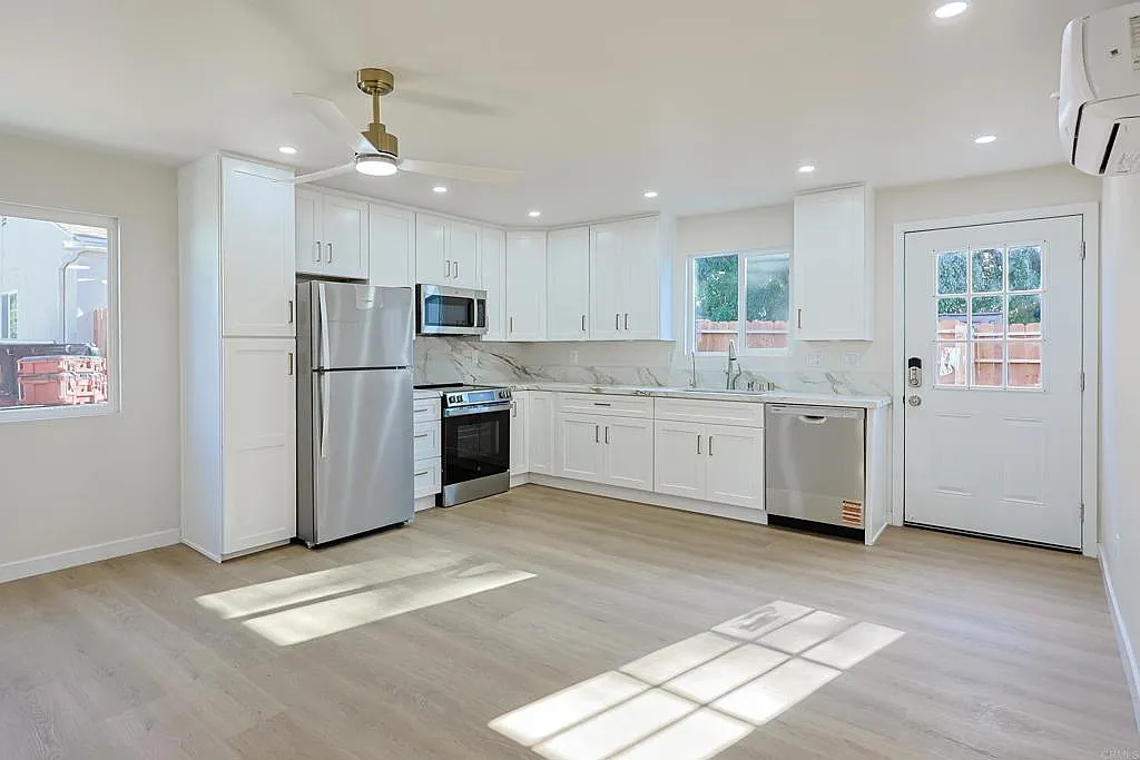 3 bed, 1197 sqft, $3,500 — Photo 2