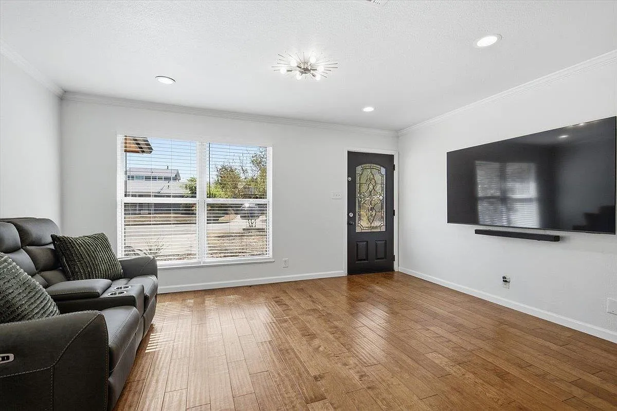 5 bed, 3.0 bath, 1840 sqft, $3,490 — Photo 4