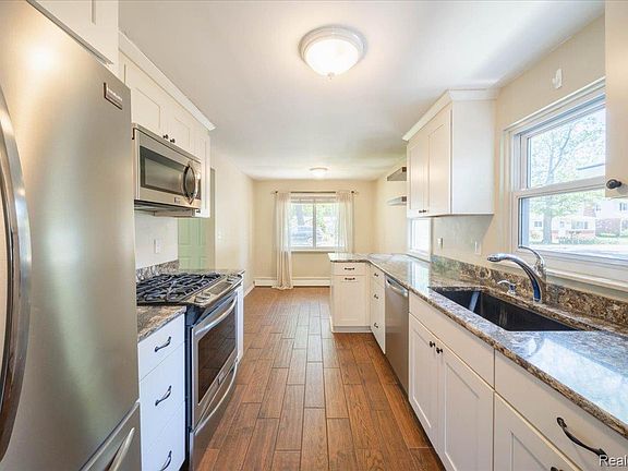 5th image of 2363 Darnell St