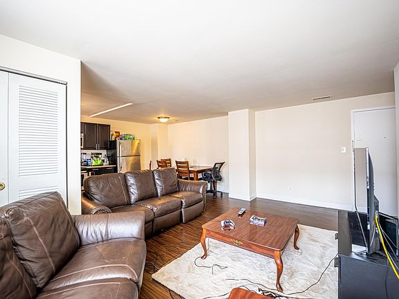 4th image of 5561 Pershing Ave