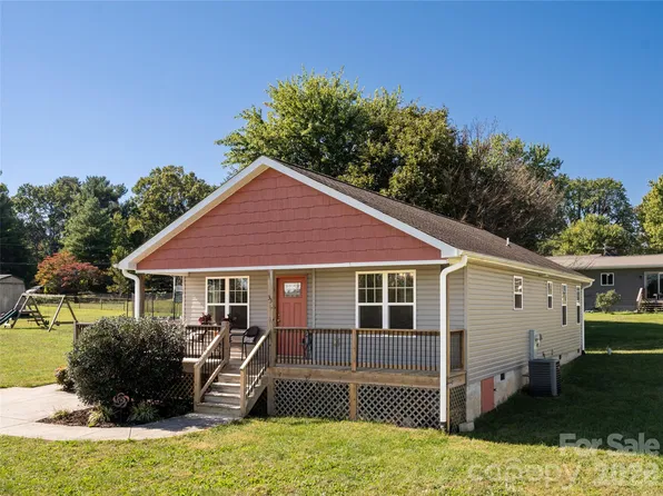 33 Sherman Meadows Dr, East Flat Rock, NC 28726