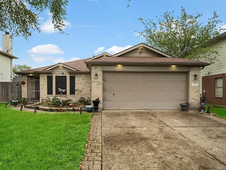 1110 Ambrosden Ln — Photo 1