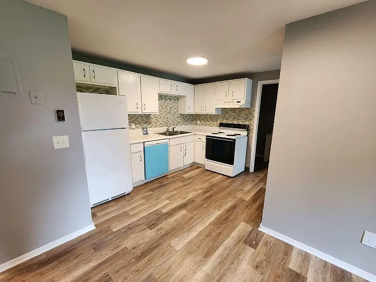156 Robert Dr — Photo 1