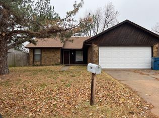 209 Oak Tree Dr, Midwest City, OK 73130
