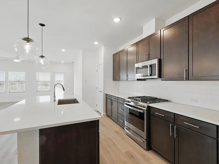 2238 Maple Ridge Dr — Photo 3