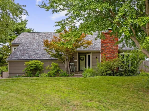 8652 Greenway Ln, Lenexa, KS 66215