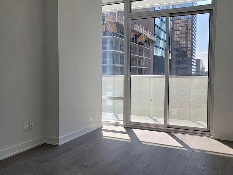 501 Yonge St #812 — Photo 4