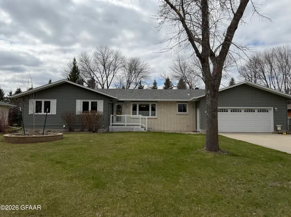 5216 Chestnut St, Grand Forks, ND 58201