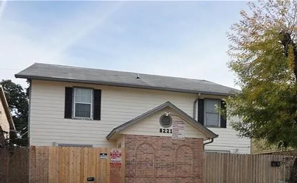 2 bed, 1.5 bath, 975 sqft, $700 — Photo 1