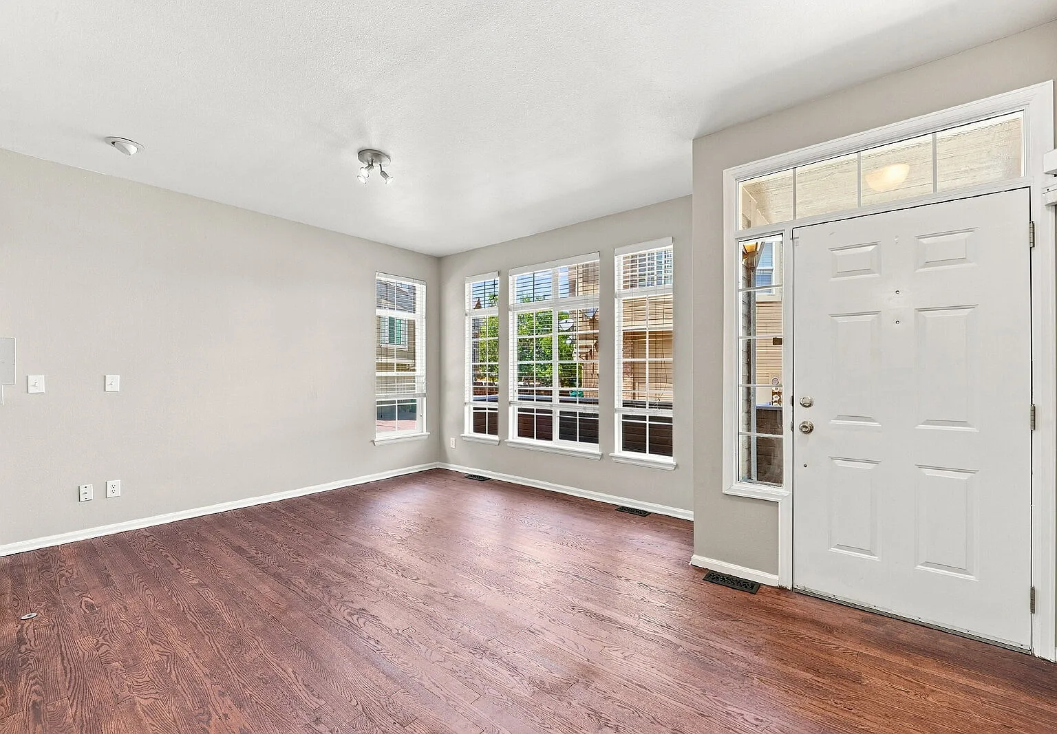 3 bed, 2.5 bath, 1436 sqft, $2,696 — Photo 4