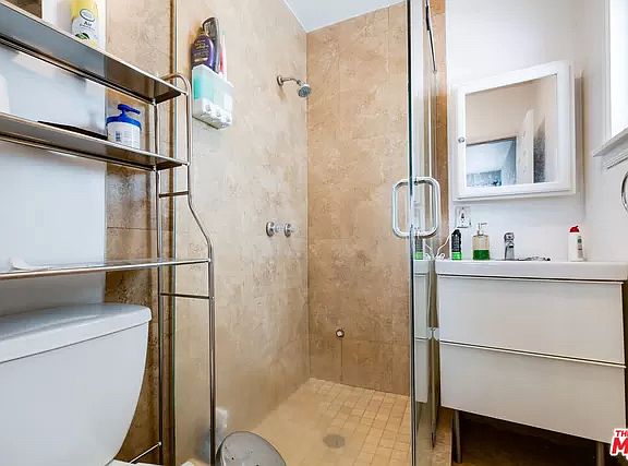 4th image of 137 S Rexford Dr #1/4