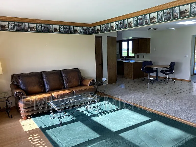 3 bed, 2.0 bath, 1480 sqft, $1,825 — Photo 3