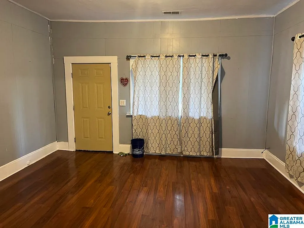 3 bed, 1.0 bath, $1,100 — Photo 3