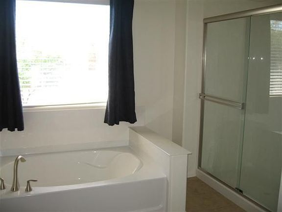 Large Master Bath w/Huge Shower & Tub