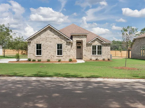 4 Pleasant Oaks Dr, Perry, GA 31069