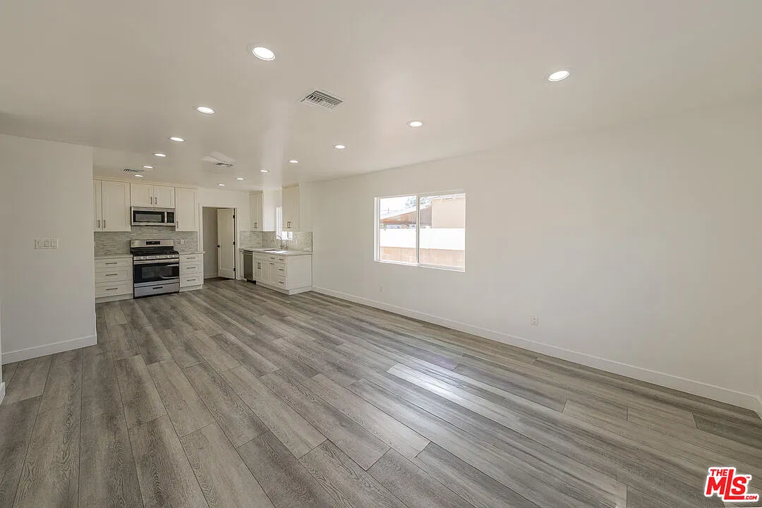 3 bed, 1.5 bath, 1055 sqft, $3,800 — Photo 2