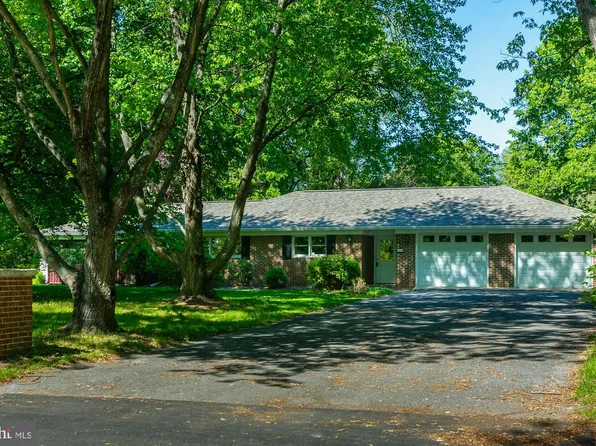 35 Grant Rd, Charles Town, WV 25414