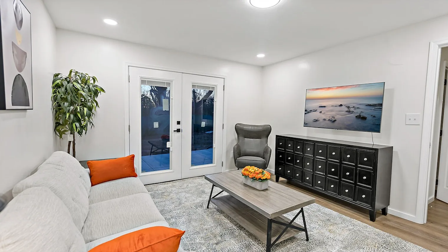 3 bed, 2.0 bath, $5,632 — Photo 3