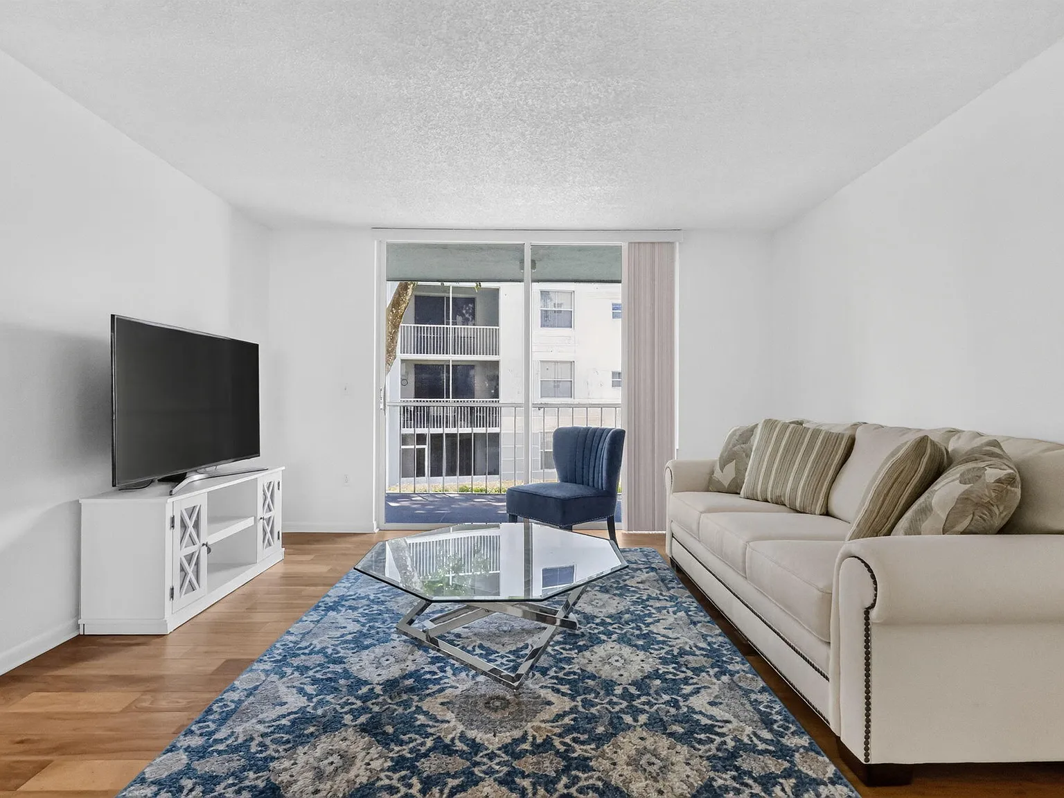 2 bed, 2.0 bath, 1120 sqft, $2,300 — Photo 2