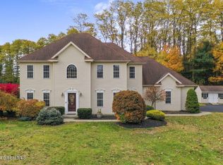 16 Devonshire Way, Halfmoon, NY 12065