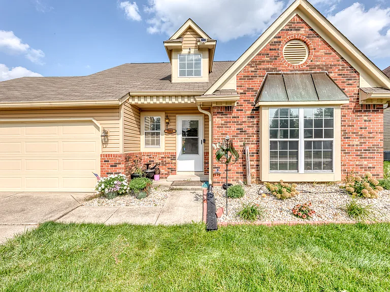7555 Crickwood Ln — Photo 2