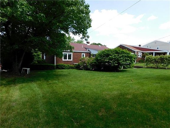 It features one of the few level yards in the neighborhood, and indeed in the Pittsburgh area. There