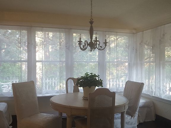 Breakfast/sunroom