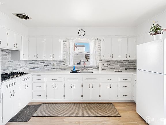 3rd image of 654 Colgate Ave