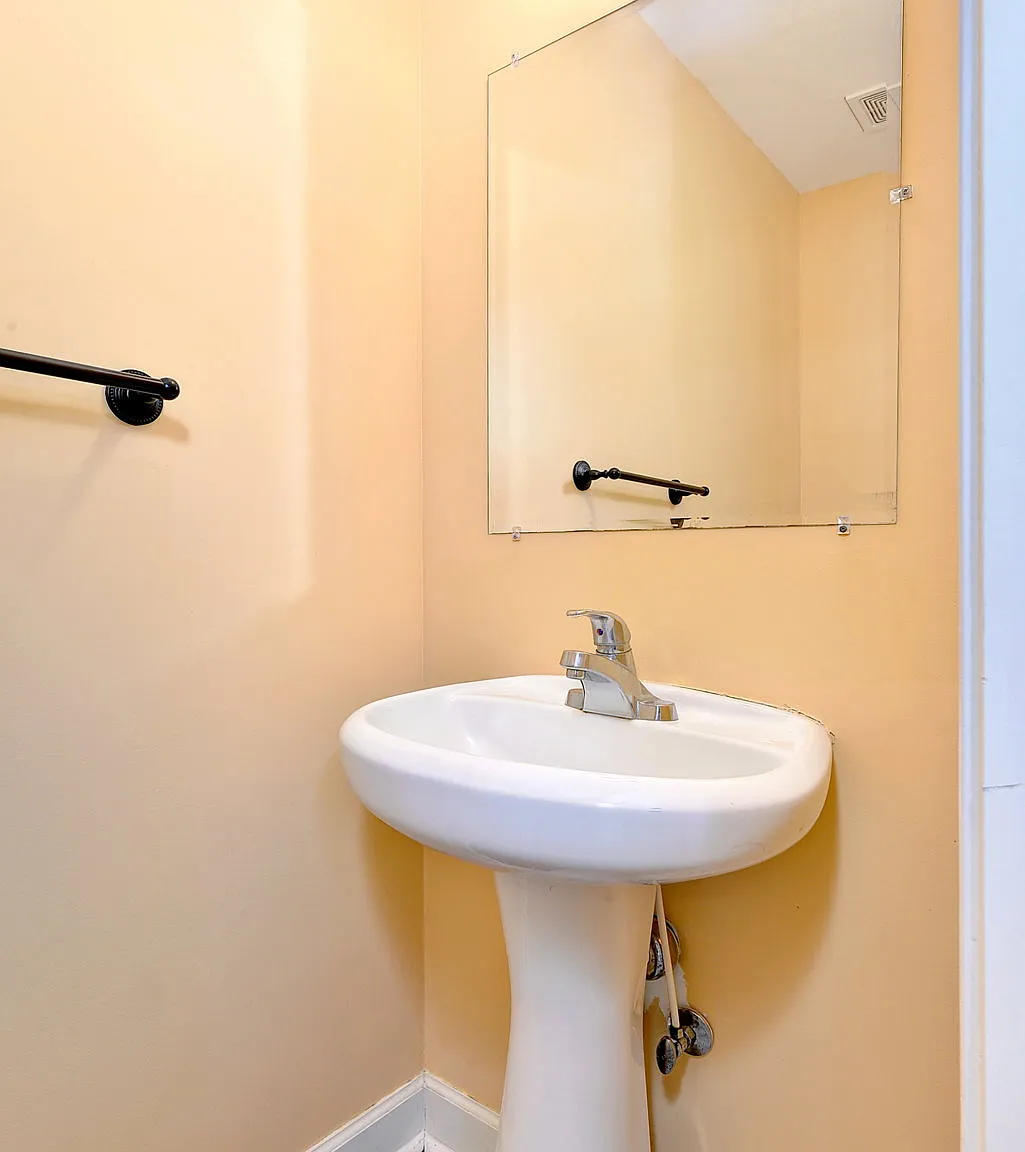 3 bed, 2.5 bath, 1520 sqft, $1,900 — Photo 2