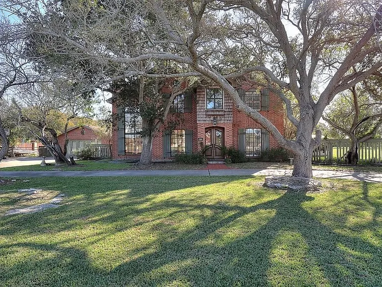 3417 Newcastle Dr — Photo 1