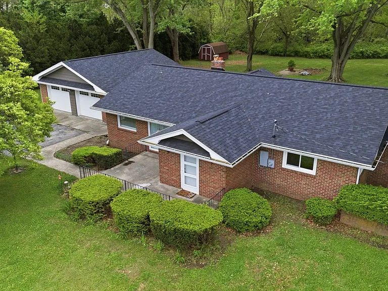 3233 Brady Ln — Photo 3