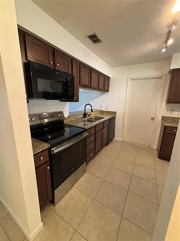 3 bed, 2.0 bath, 1162 sqft, $2,000 — Photo 4