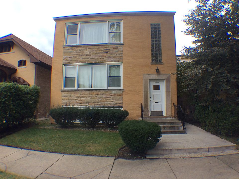 1st image of 6635 N Maplewood Ave #1