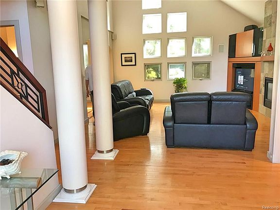 2nd image of 2820 Oakbrooke Ln