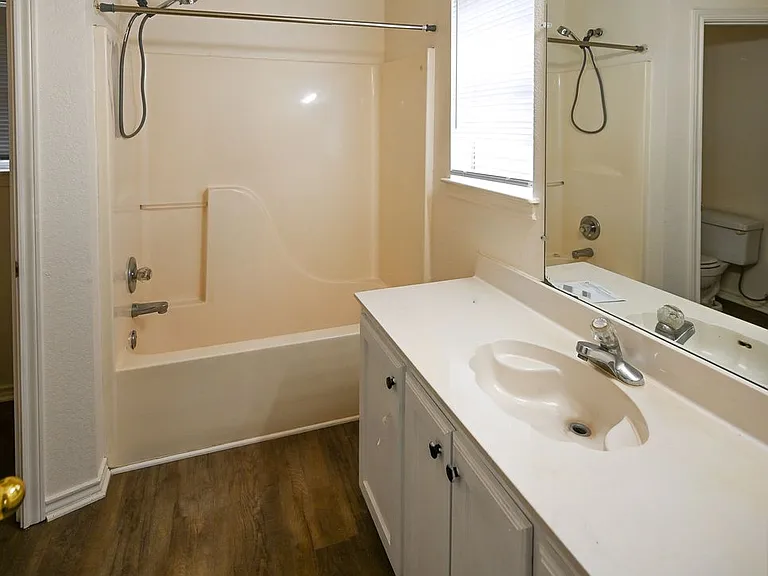 506 Valleyridge Ct — Photo 6