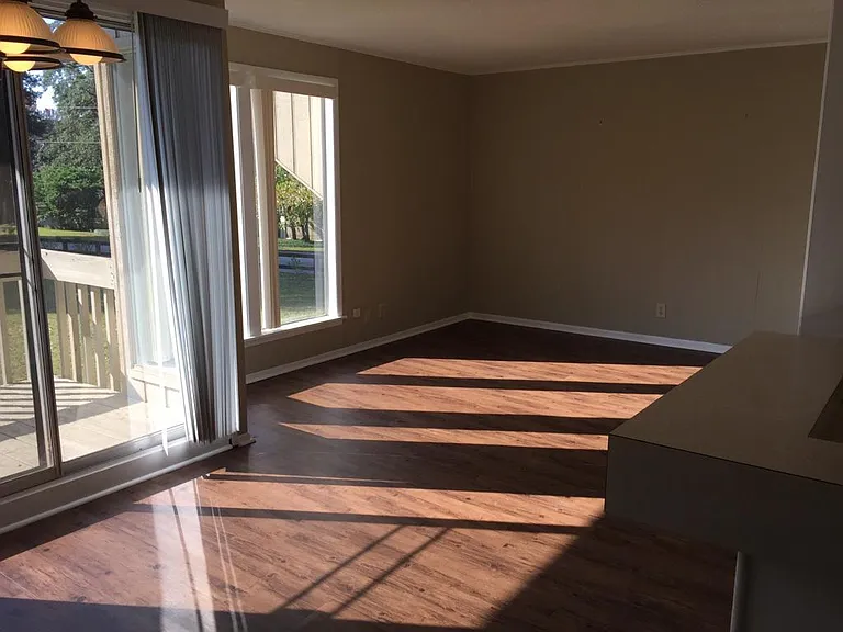 1054 Seacliff Dr N — Photo 3