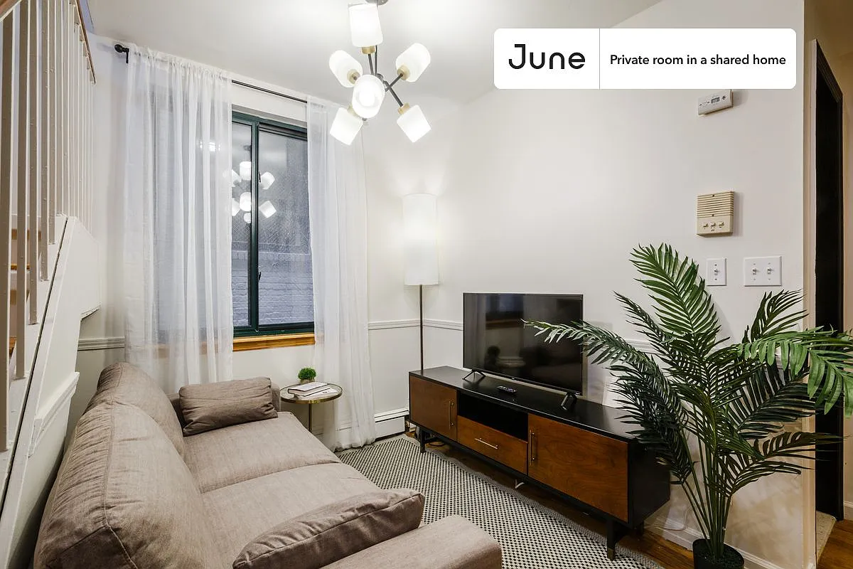 Full bedroom in 5 bed/2 bath home in East Village #145 C — Photo 3